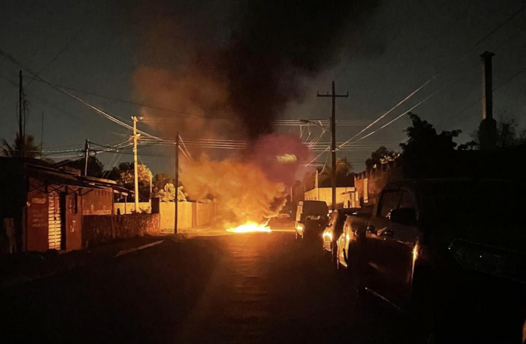 Queman llantas en protesta contra apagones del sur de Mérida (Yucatán)