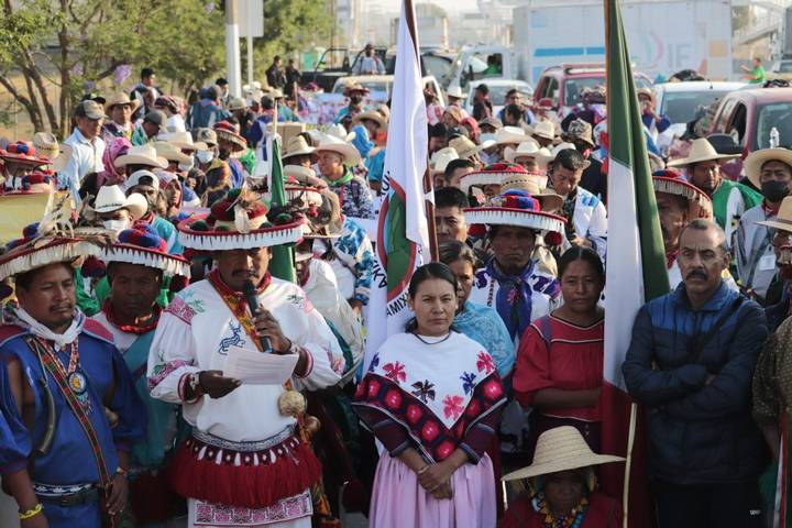 La caravana Wixárika llegó a Guadalajara después de 11 días de caminata, pretenden llegar hasta Palacio Nacional y reunirse con López Obrador (Jalisco)