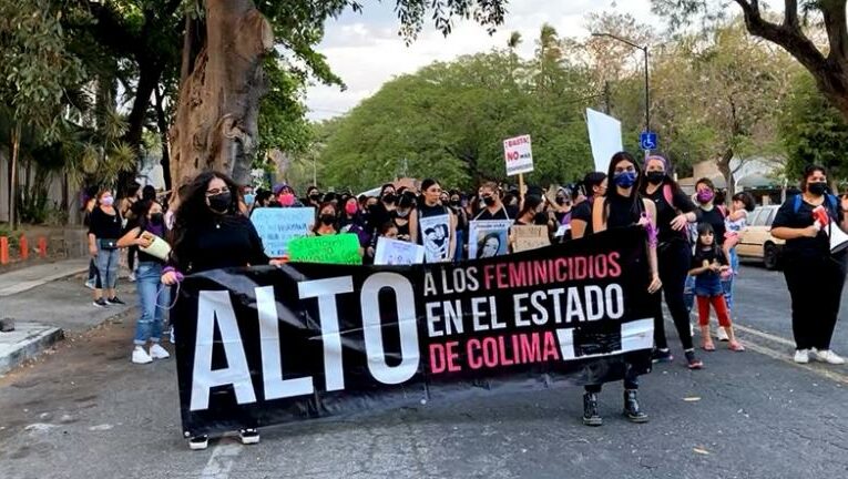 Exigen con marcha un alto a los feminicidios y desapariciones de mujeres (Colima)
