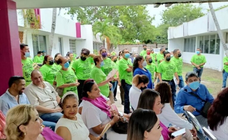 Se manifiestan trabajadores del DIF Tecomán por impago de prestaciones (Colima)