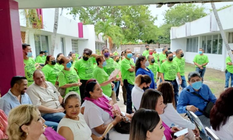 Se manifiestan trabajadores del DIF Tecomán por impago de prestaciones (Colima)
