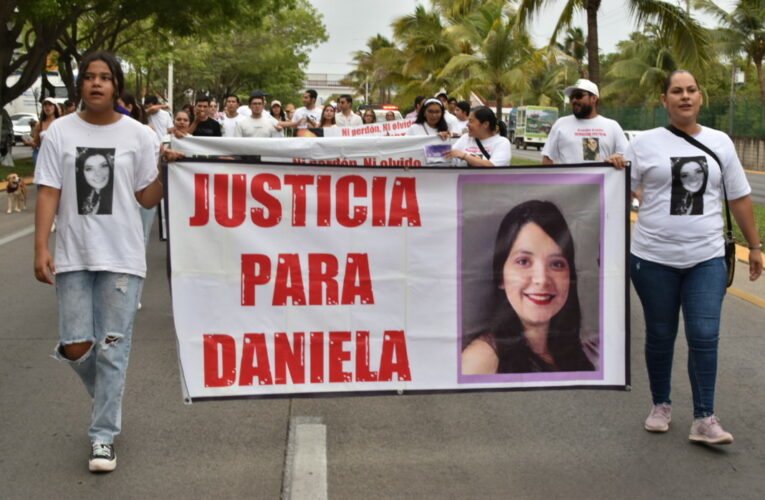 #JusticiaParaDani: marchan en Puerto Vallarta por mil 580 días sin acceso a la justicia tras su feminicidio (Jalisco)