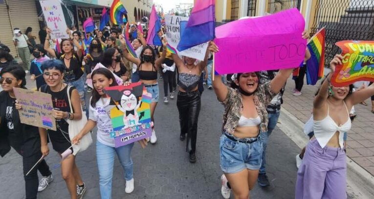 En la marcha número 16 del Orgullo Gay en Colima, con canciones, lemas y consignas reclaman sus derechos; se pronuncian en contra de feminicidios y transfeminicidios