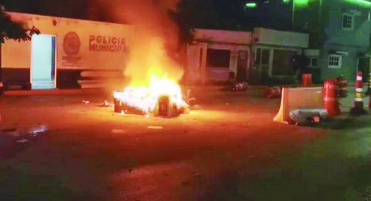 Bloquean caseta de Isla Aguada; exigen justicia para joven asesinado (Campeche)
