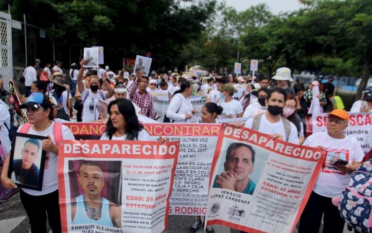 Colectivos de familiares de personas desaparecidas se manifestaron en Casa Jalisco