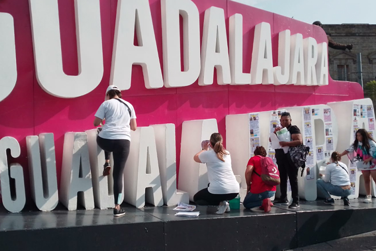 Acusan intimidación de autoridades durante pega de fichas de búsqueda (Jalisco)