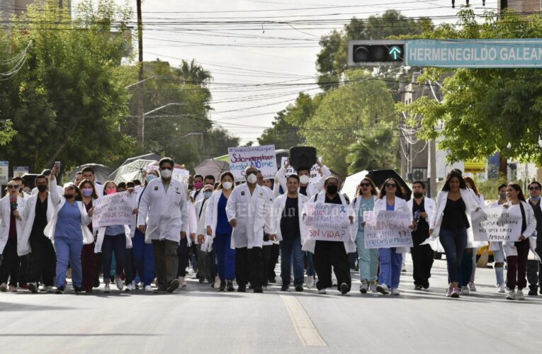 Médicos pasantes de La Laguna marchan por un servicio social seguro (Coahuila y Durango)