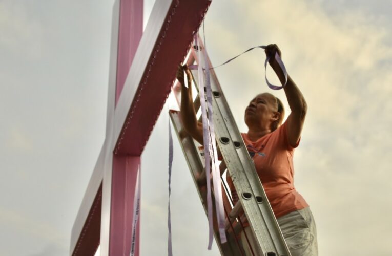 Familias reinstalan Memorial para víctimas de feminicidio en Puerto Vallarta tras remoción del Ayuntamiento (Jalisco)