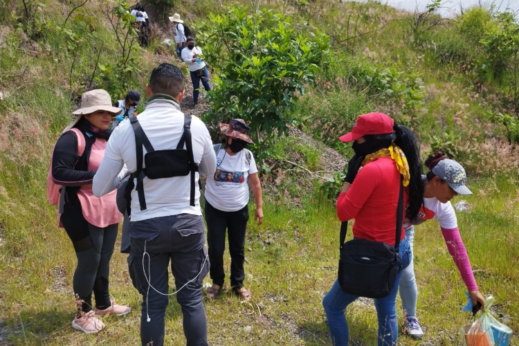 Sin apoyo de autoridades estatales, Madres Buscadoras localizan fosa en Tlajomulco con seis cráneos y 20 bolsa con restos (Jalisco)