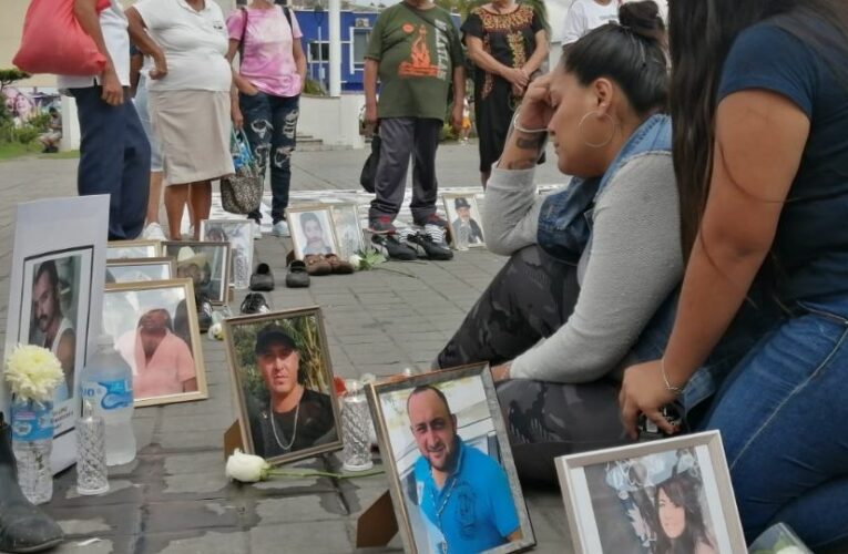 Colectivos ponen memorial frente a la Casa de Gobierno de Nayarit, exigen a autoridades continuar con la búsqueda