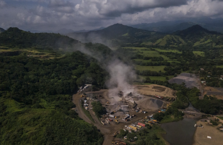 Sin permisos vigentes, la extracción de roca para las obras del Tren Maya acaba con el cerro de Balzapote (Veracruz)