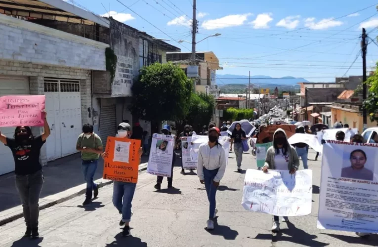 Familiares, madres de desaparecidas, amigos y colectivo marchan en Oaxaca para exigir regreso de niña de 12 años desaparecida