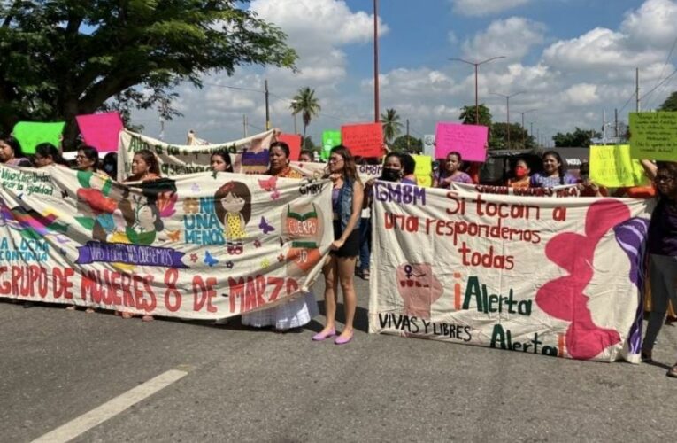 Oaxaca se suma a marcha del 25N: paralizan carretera de Juchitán para exigir alto a la violencia contra las mujeres