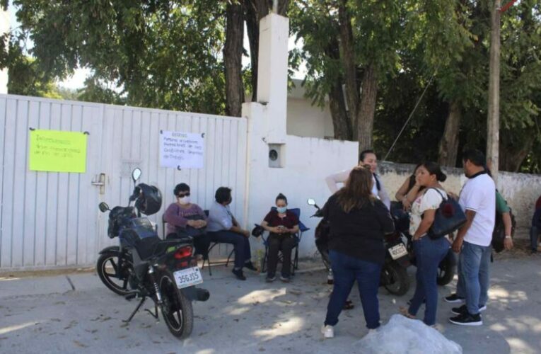 Sindicalizados de Semarnat realizan paro de labores por retraso de pagos en Campeche