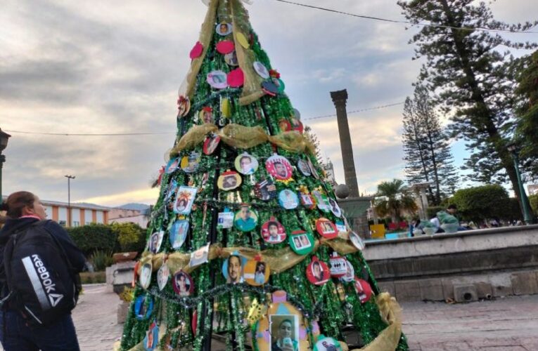 Nayarit: familiares montan el desgarrador árbol de Navidad para recordar a los desaparecidos en la entidad