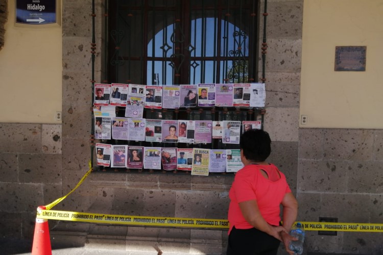 Colocan más de cien cédulas de búsqueda en Palacio Municipal de Guadalajara (Jalisco)