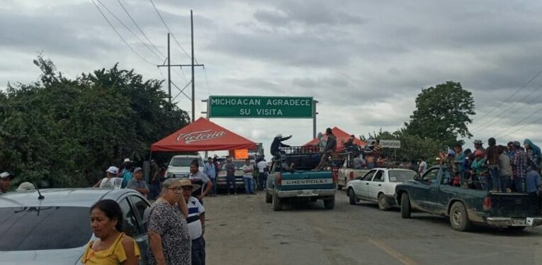 Bloqueo carretero permanente por los 2 líderes desaparecidos (Colima)