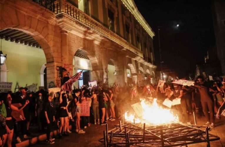 Miles de mujeres marcharon contra la violencia feminicida (Yucatán)