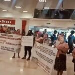 Con máscaras de cochinos, Sitilpech protestó en aeropuerto de Cancún