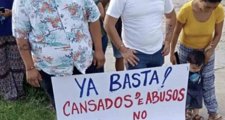 Hartos de los Constantes Apagones en Bacalar, Usuarios se Manifiestan en Oficinas de la CFE (Quintana Roo)