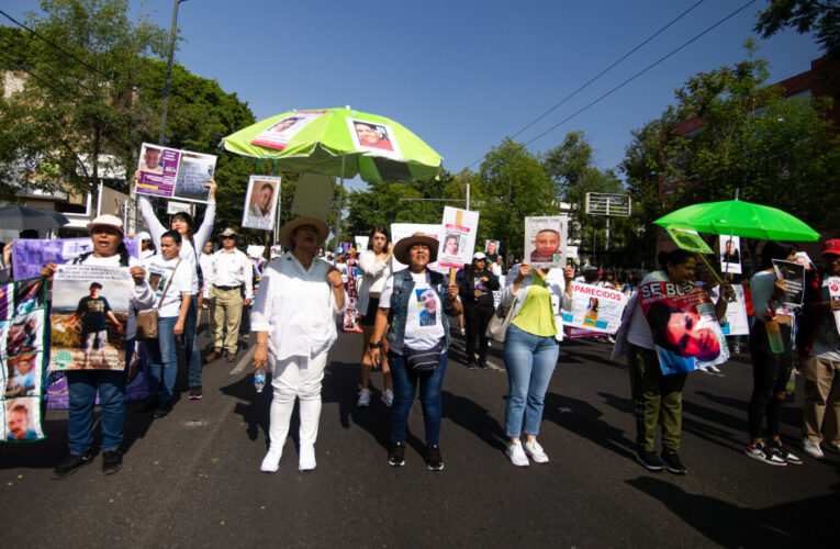 “Jalisco es una fosa”, miles de personas marchan en Jalisco exigiendo el fin de las desapariciones y la continuidad de las búsquedas (Jalisco)