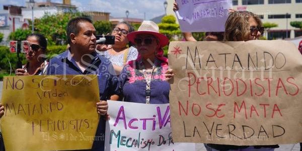 Se manifiestan periodistas de Nayarit frente a Palacio de Gobierno