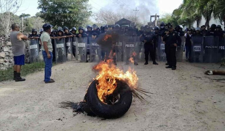 Ixil en resistencia por defender sus tierras; SSP les lanza gas lacrimógeno (Yucatán)