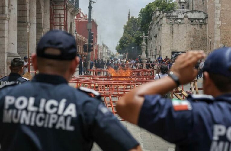 Pescadores de Sisal protestan enérgicamente en Palacio de Gobierno (Yucatán)