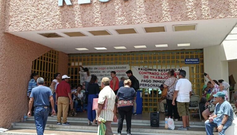 Rectora de la Unacar se da a la fuga tras manifestación de sindicalizados (Campeche)