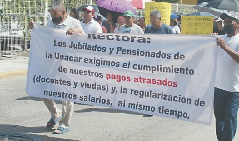 Jubilados toman la Rectoría de la Unacar (Campeche)