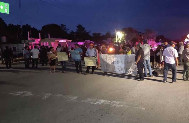 Bloquean ejidatarios de Felipe Carrillo Puerto carretera a Mérida en reclamo de indemnización por tierras expropiadas (Quintana Roo)