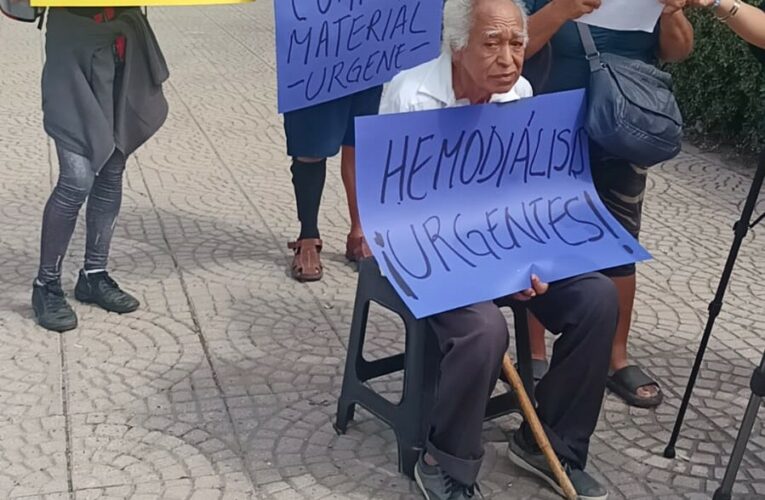 Pacientes renales protestan por falta de medicamentos y atención en Manzanillo (Colima)