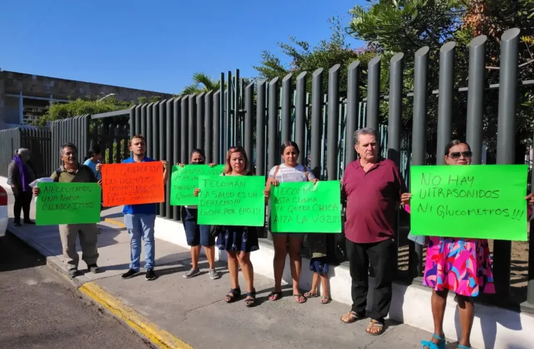 Realizan tercera manifestación de familiares y usuarios de la Clínica del IMSS de Tecomán (Colima)