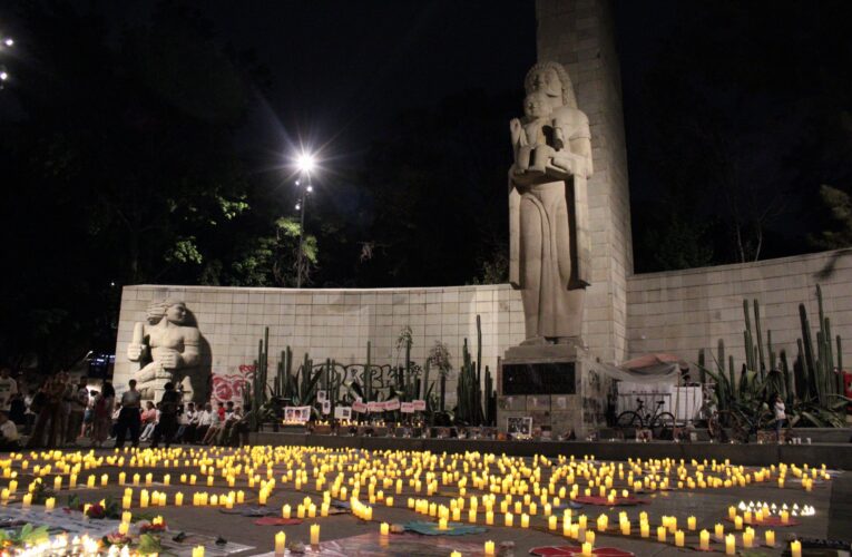 Realizan velada en el Monumento a la Madre para honrar a madres y familias fallecidas sin encontrar a sus desaparecidos (CDMX)