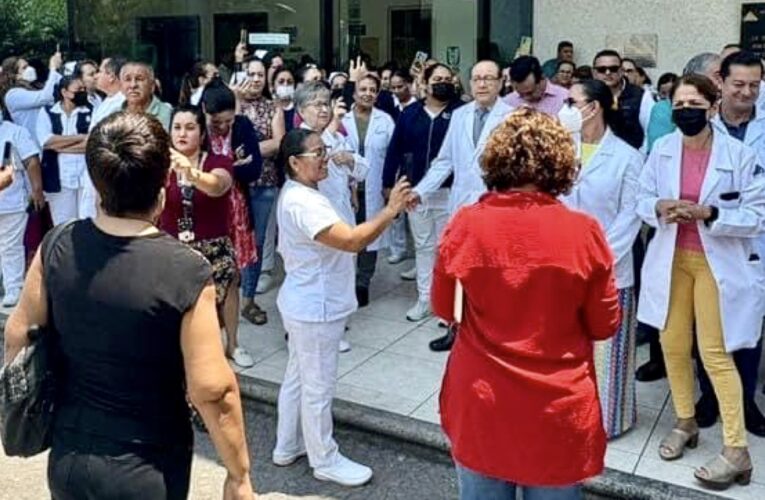 ¡Queremos soluciones!”; protestan por segundo día el personal de Salud en el Hospital Regional (Colima)