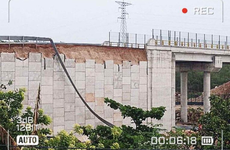 Se derrumban placas de concreto de un puente del Tren Maya