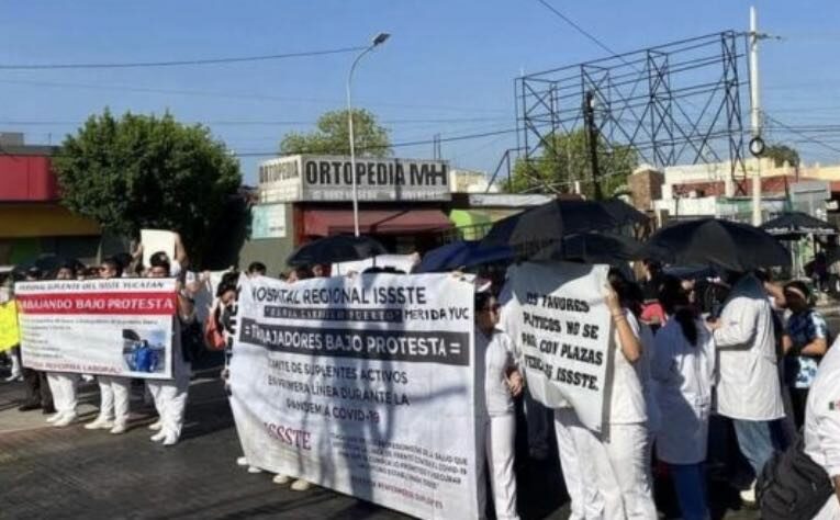 Personal del ISSSTE cierra calles y exige mejores condiciones laborales (Yucatán)