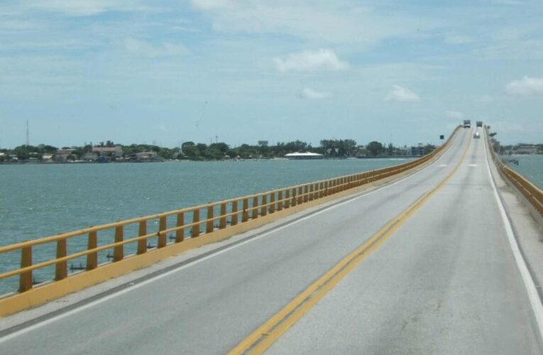 Amagan con cerrar puente; llevan seis meses sin cobrar (Campeche)