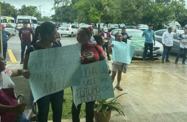 Protestan padres de comunidad de Bacalar ante la SEQ; exigen préstamo de aula de telesecundaria (Quintana Roo)