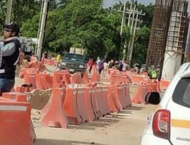 Bloquean trabajadores del Tren Maya carretera hacia subteniente López y Belice por falta de pago (Quintana Roo)