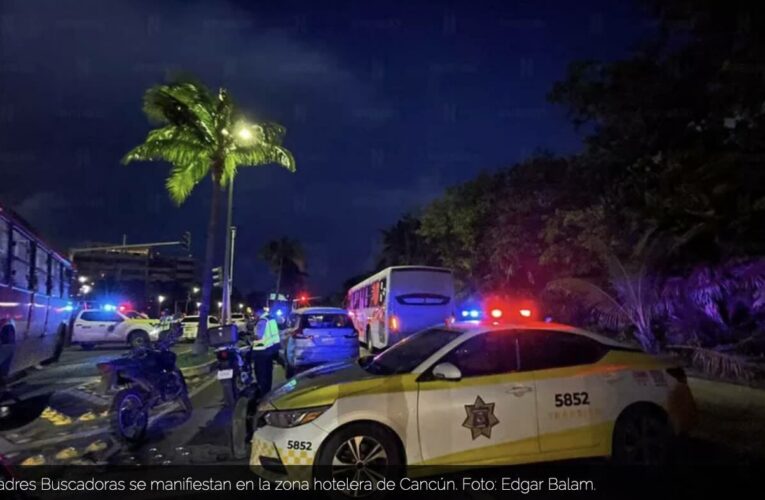 Madres Buscadoras se manifiestan en la zona hotelera de Cancún (Quintana Roo)