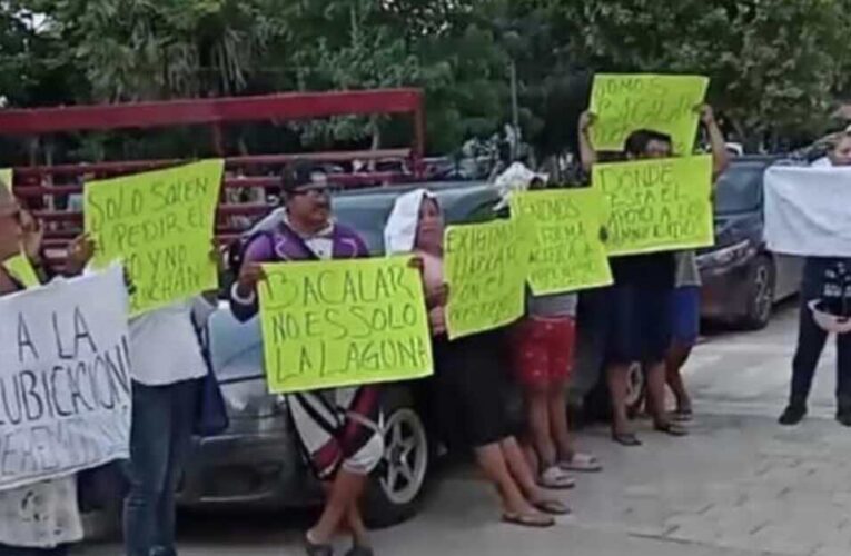 Responsabilizan a las obras del Tren Maya por crear diques y amenazan con bloqueos: Realizan manifestación frente al palacio municipal de Bacalar colonos afectados por inundaciones provocadas por las lluvias de junio(Quintana Roo)