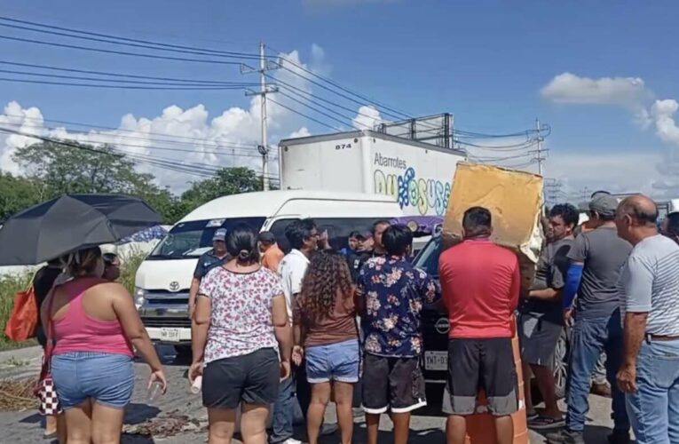 Bloqueo en la carretera Mérida-Cancún por corte de electricidad (Yucatán)