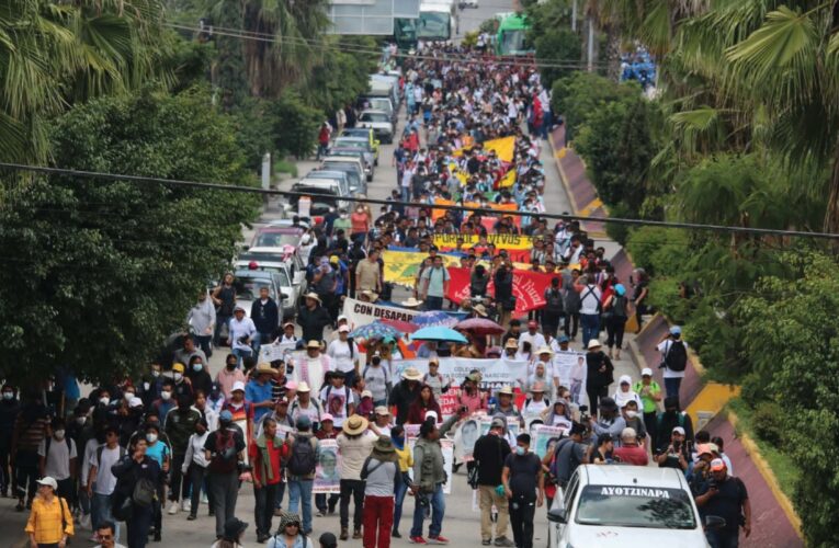 A 10 años de la desaparición, madres y padres de normalistas de Ayotzinapa inician jornada de lucha
