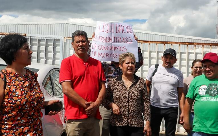 Extrabajadores realizaron un embargo laboral y una manifestación después de que la empresa se declaró en bancarrota y los despidió  (Querétaro)