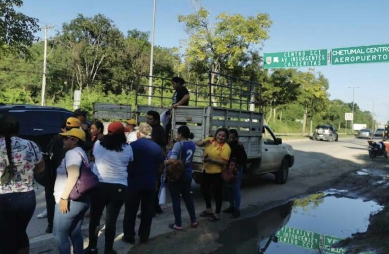 Bacalar: Bloquean carretera familiares de 4 trabajadores desaparecidos (Quintana Roo)