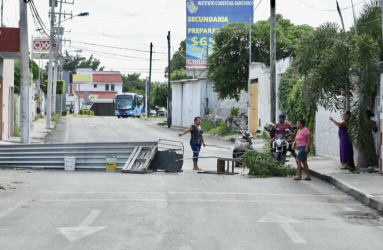 Retienen dos autobuses y cierran calles en Chuburná (Yucatán)