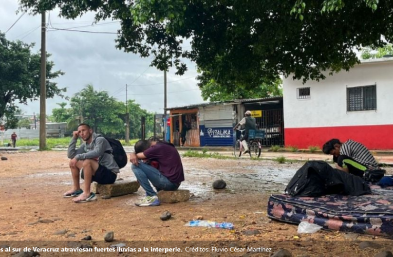 Migrantes al sur de Veracruz atraviesan fuertes lluvias a la interperie