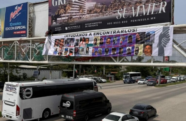 Madres buscadoras despliegan lona gigante con rostros de desaparecidos en Tondoroque (Nayarit)