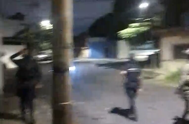 “¡Súbanla!”: periodista denuncia agresión física de policías en Colima